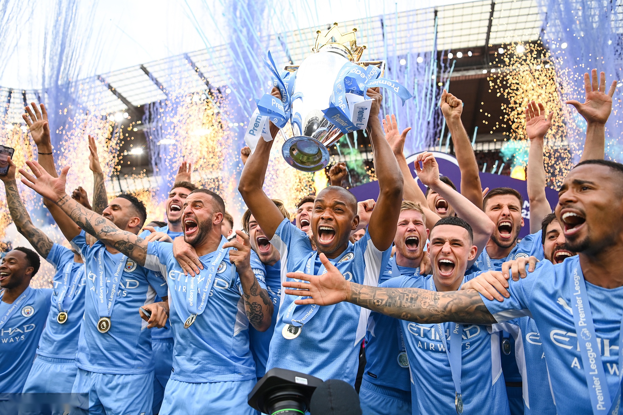 并加深了他 并加深了他